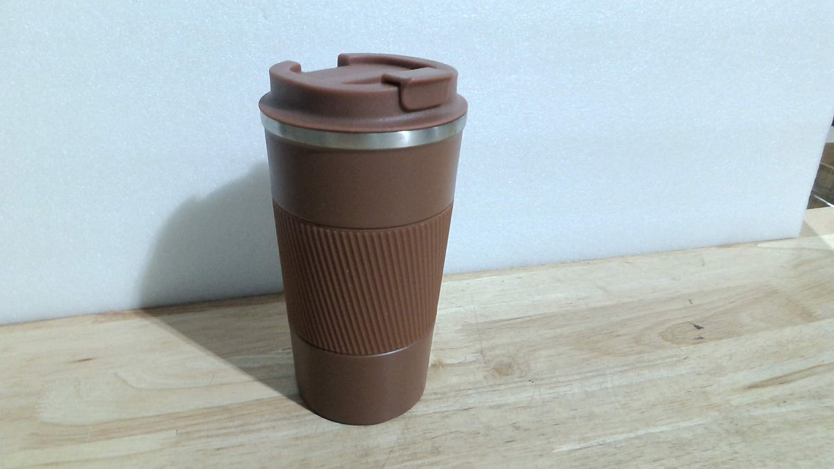 Taza de café de viaje aislada YINBAOGE, a prueba de derrames y fugas, portátil, de acero inoxidable, para llevar de camping, reutilizable, con tapa para bebidas frías y calientes (marrón, 17 oz).
