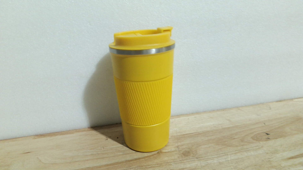 Taza de café de viaje aislada YINBAOGE, a prueba de derrames y fugas, portátil, de acero inoxidable, para llevar de camping, reutilizable, con tapa para bebidas frías y calientes (amarilla, 17 oz).