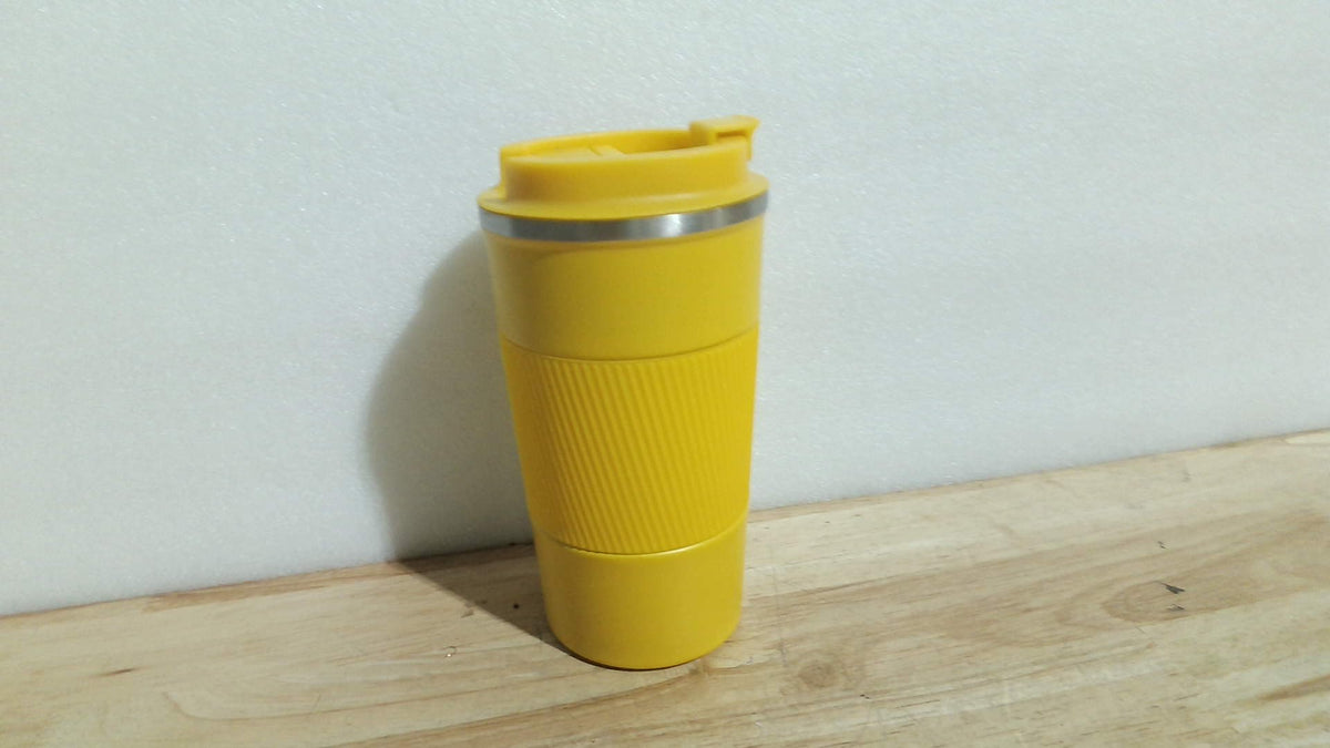Taza de café de viaje aislada YINBAOGE, a prueba de derrames y fugas, portátil, de acero inoxidable, para llevar de camping, reutilizable, con tapa para bebidas frías y calientes (amarilla, 17 oz).