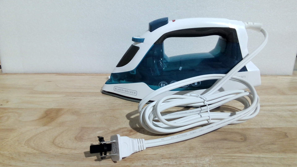 Plancha compacta de vapor BLACK+DECKER Easy Steam, IR06V, cable de doble posición, suela antiadherente TrueGlide, vapor vertical, SmartSteam.