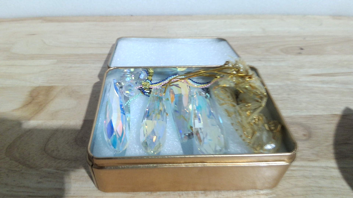 Adorno colgante atrapasoles con prismas de cristal en forma de lágrima, creador de arcoíris para decoración del hogar y jardín (azul colorido)