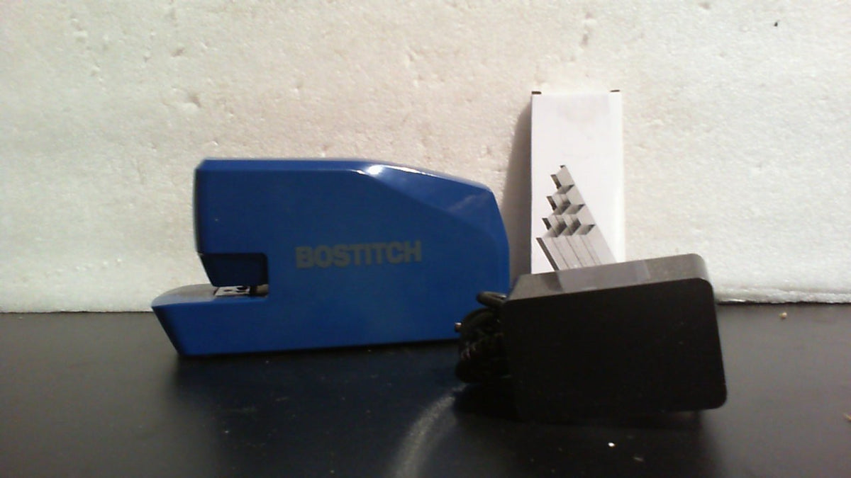 Engrapadora eléctrica portátil Bostitch Office, 20 hojas, funciona con corriente alterna o pilas, incluye 1250 grapas, color azul.