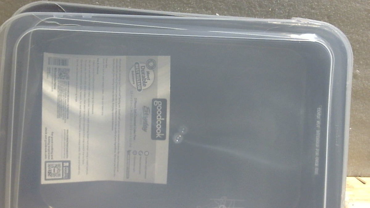 Las tapas incluidas se encuentran quebradas y requieren reemplazo antes de usar.Juego de 2 moldes para hornear pasteles GoodCook de acero antiadherente de 33 x 23 cm con tapas, color gris.