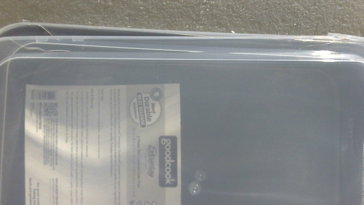 Las tapas incluidas se encuentran quebradas y requieren reemplazo antes de usar.Juego de 2 moldes para hornear pasteles GoodCook de acero antiadherente de 33 x 23 cm con tapas, color gris.