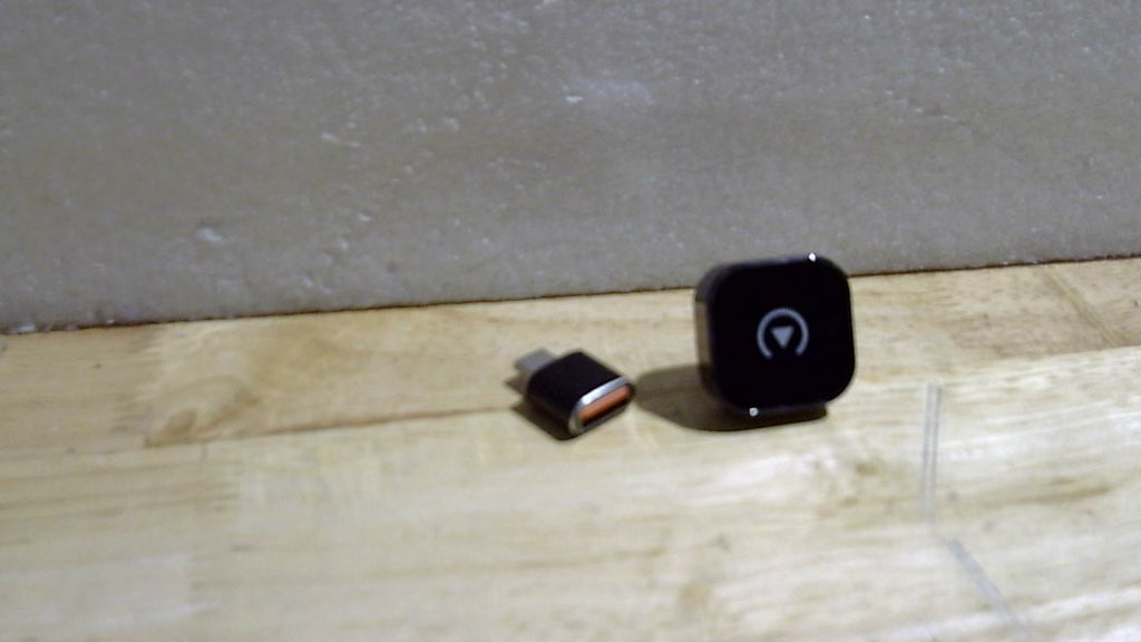 Adaptador inalámbrico 2 en 1 UFOself para CarPlay y Android Auto de 5.8 GHz Pro: Transición sin problemas para familias con varios conductores; convierte la conexión cableada de fábrica en inalámbrica; dongle de conexión automática rápida.