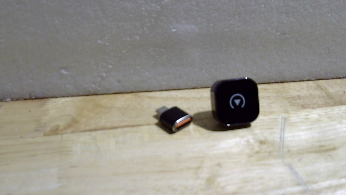 Adaptador inalámbrico 2 en 1 UFOself para CarPlay y Android Auto de 5.8 GHz Pro: Transición sin problemas para familias con varios conductores; convierte la conexión cableada de fábrica en inalámbrica; dongle de conexión automática rápida.