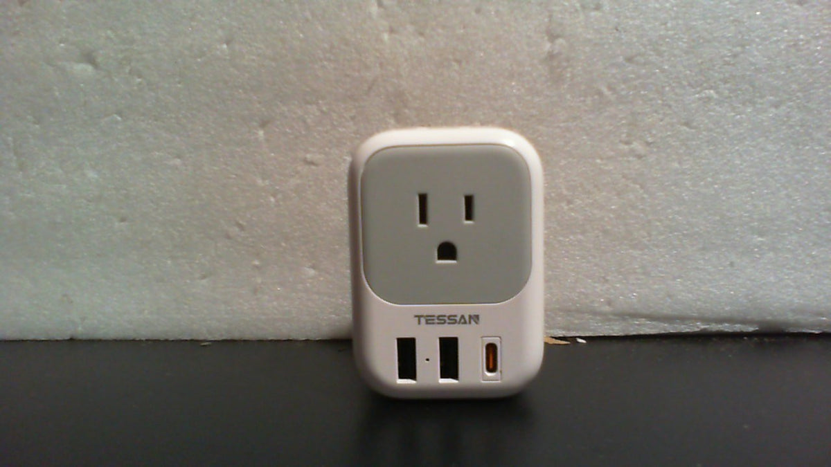 Adaptadores de viaje para Reino Unido (paquete de 2), adaptador de enchufe TESSAN tipo G de EE. UU. a Reino Unido con 4 tomas, 3 cargadores USB (1 USB C PD de 20 W), adaptador de corriente para EE. a Irlanda, Escocia, Dubái, Hong Kong, Inglaterra
