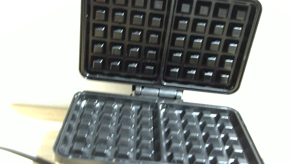 Mini gofrera belga Hamilton Beach con control de sombra, prepara 2 gofres a la vez, crea chaffles y patatas hash browns keto personalizados, placas antiadherentes sin PFAS, diseño compacto, acero inoxidable (26009)