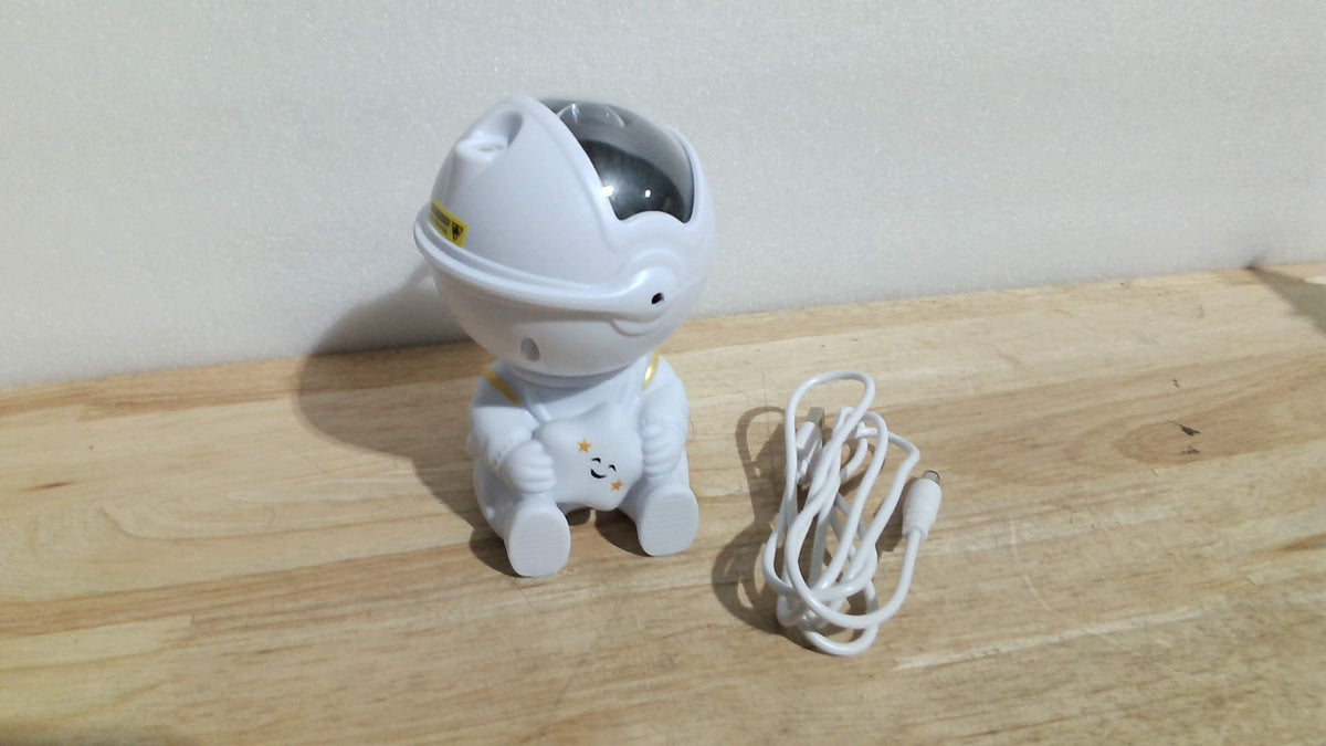 Proyector de estrellas de astronauta, proyector de estrellas con luz galáctica para niños, 8 modos, control remoto y luces LED ajustables de 270° para dormitorio, decoración de habitación de niñas, cine en casa, techo, temporizador (blanco original).