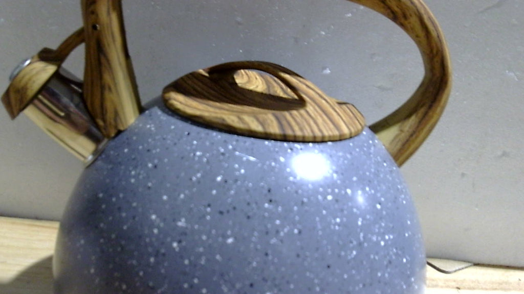 Tetera Vegoran de 3 litros (100 oz) con silbato, fabricada en acero inoxidable apto para uso alimentario, con mango plegable con diseño de madera y silbato potente para té, café y leche (gris).