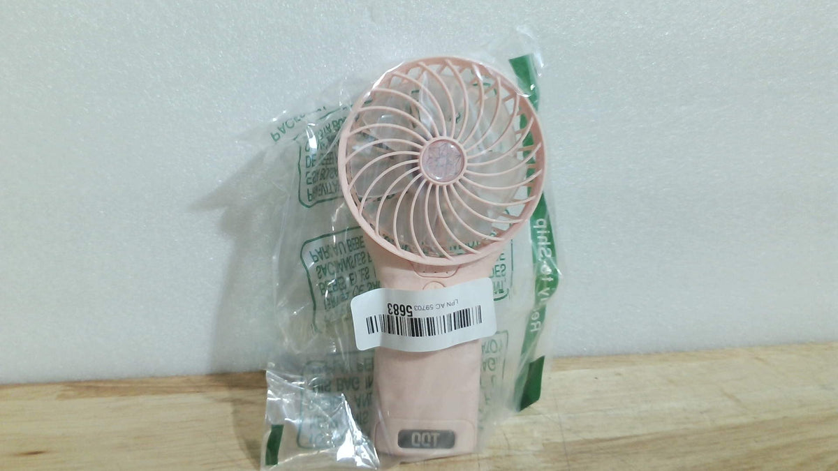 Ventilador portátil QQT Mini, 4 velocidades ajustables, funciona con pilas, recargable por USB, con espejo, hasta 20 horas de autonomía, ideal para viajes, oficina, exteriores, hombres y mujeres (rosa).