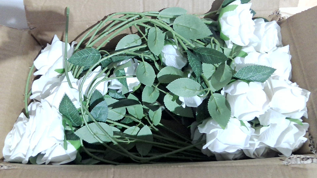 InnoGear 50 Rosas Blancas Artificiales, Rosas de Terciopelo Sedas Falsas, Flores Artificiales a Granel para Regalos de Madres, Decoración, Centros de Mesa para Bodas DIY, Propuestas de Matrimonio, Ramos de Novia (50, Blanco)