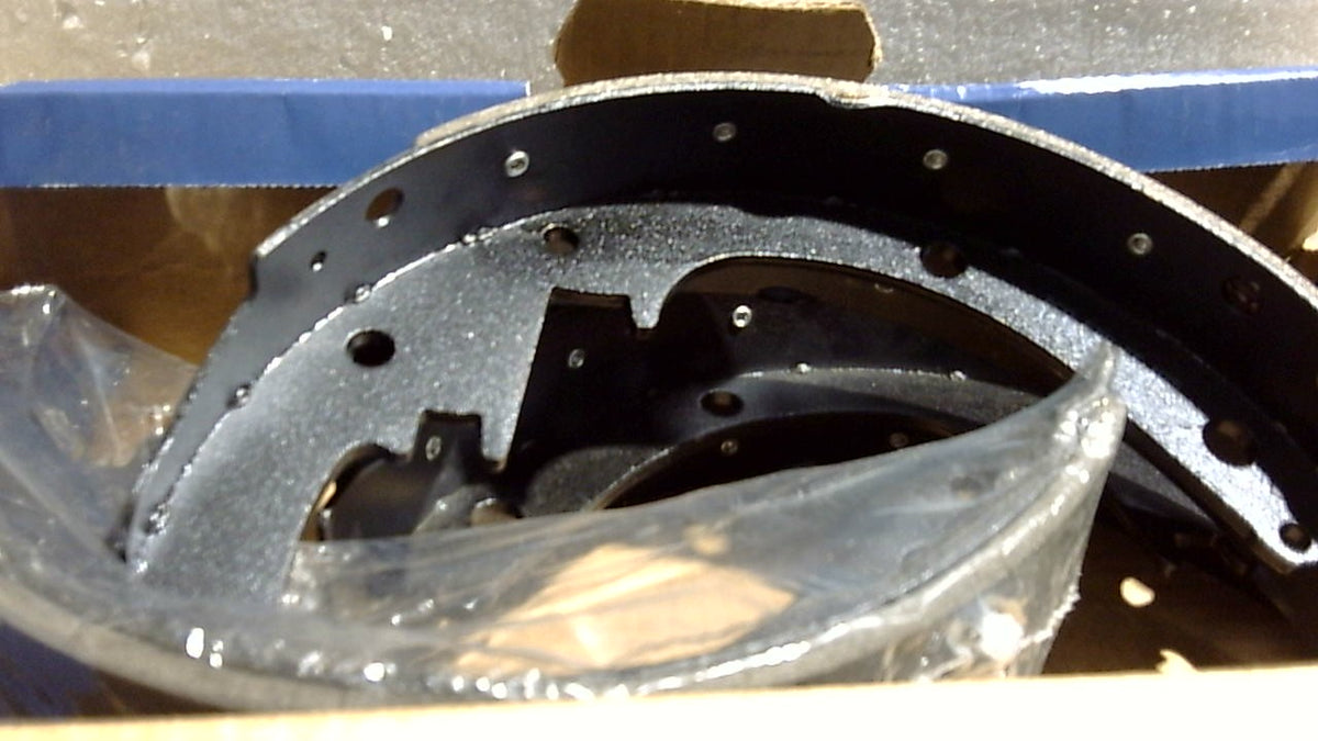 Juego de zapatas de freno de tambor azules BOSCH BS473R - Compatible con ciertos camiones y SUV Cadillac, Chevrolet y GMC de tamaño completo de 1978 a 2002; TRASERO (remachado)