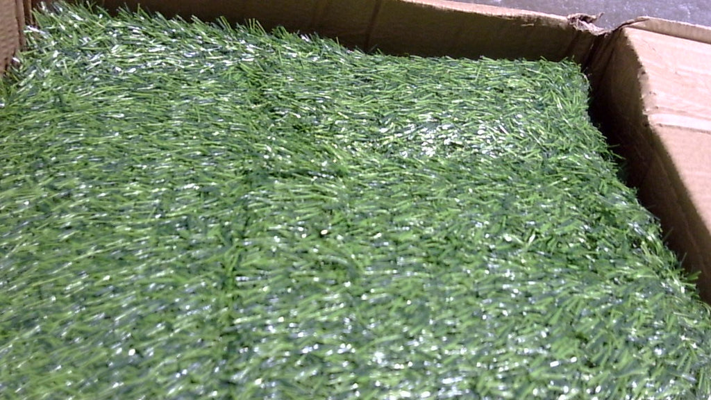 Alfombra de césped artificial KILCLER para interiores y exteriores, 122 cm x 183 cm, suave y duradera, de alta densidad y aspecto realista. Apta para mascotas. Perfecta para patios, jardines, balcones y como telón de fondo para sesiones de fotos de bodas.