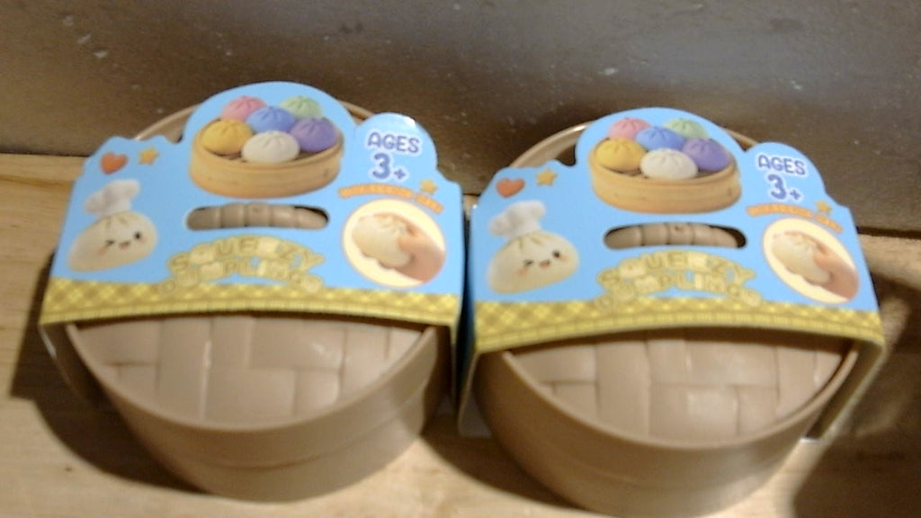 Moiegouct Paquete de 2 Squishies de Dumplings con Purpurina Morada y Azul con Caja, Nuevos Squishys Misterios Dumplings Bolas Antiestrés Juguete Sensorial Fidget, Bao Bun con Vaporera de Comida Juguetes Elásticos para Apretar en el Escritorio