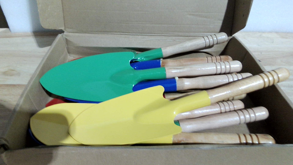 Gisafai 12 palas de juguete para niños, herramientas de jardinería, mini palas de metal para jardín, palas de arena con mango de madera resistente para verano, playa, tierra, plantar, cavar, herramientas para niños pequeños, 4 colores