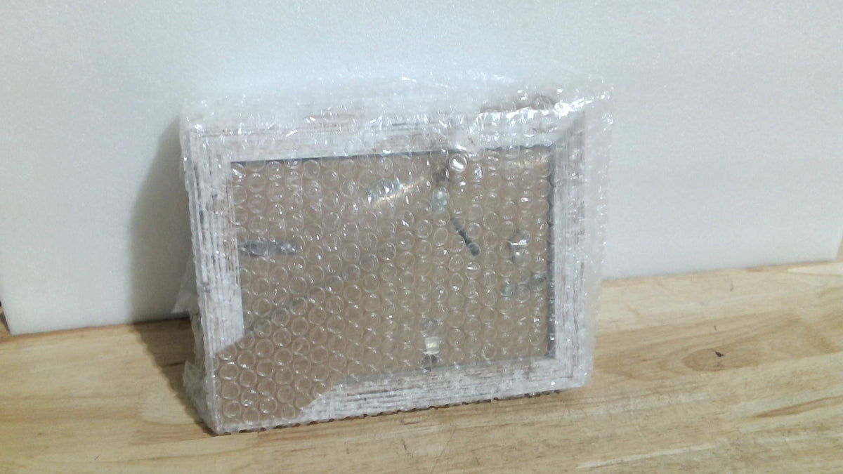 Juego de 4 marcos de fotos Hongkee de 5x7 pulgadas, hechos de vidrio auténtico y marco de madera blanca envejecida, para fotos de 5x7 pulgadas para pared o mesa - Exhiba una foto de 4x6 pulgadas con paspartú o de 5x7 pulgadas sin paspartú.