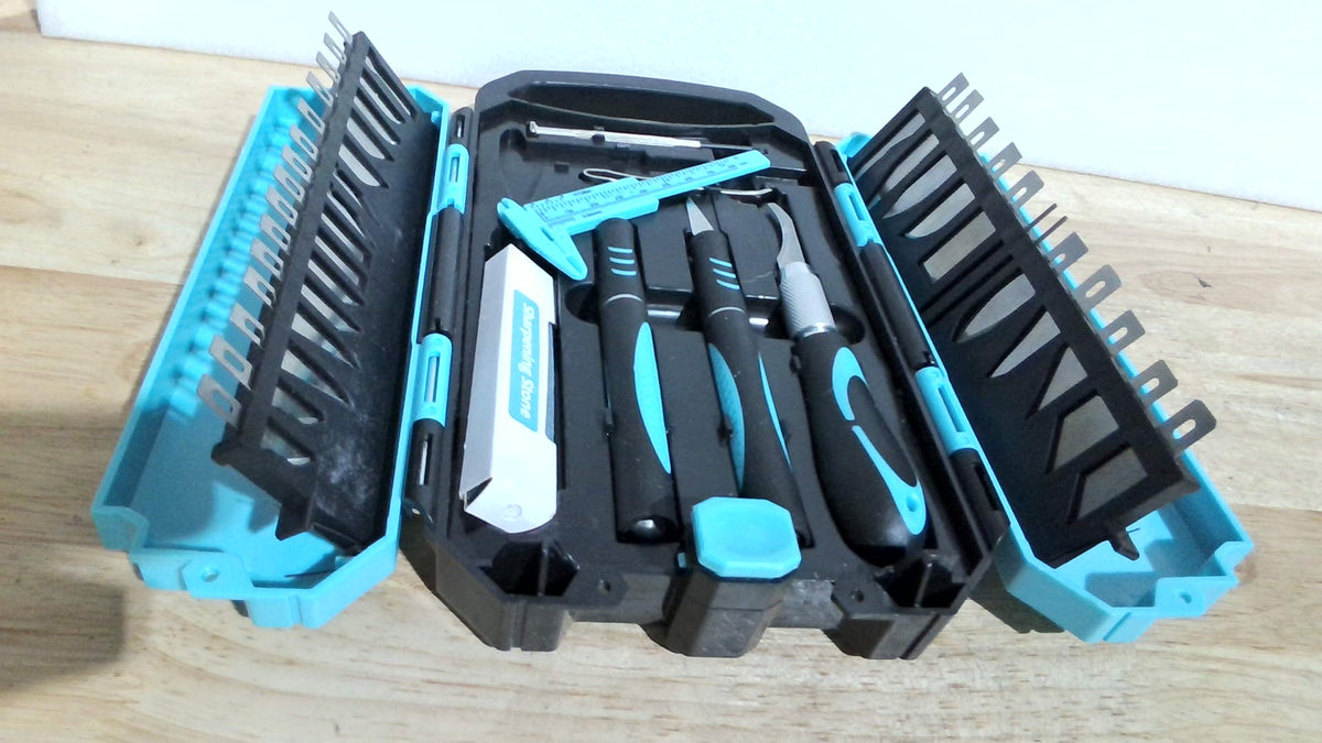 MANUFORE Set de Cuchillo Exacto 34 Piezas | Kit de Precisión Deluxe Azul | 3 Cuchillos con Agarre de Goma, 25 Hojas, 2 Agujas, Piedra de Afilar y Destornillador