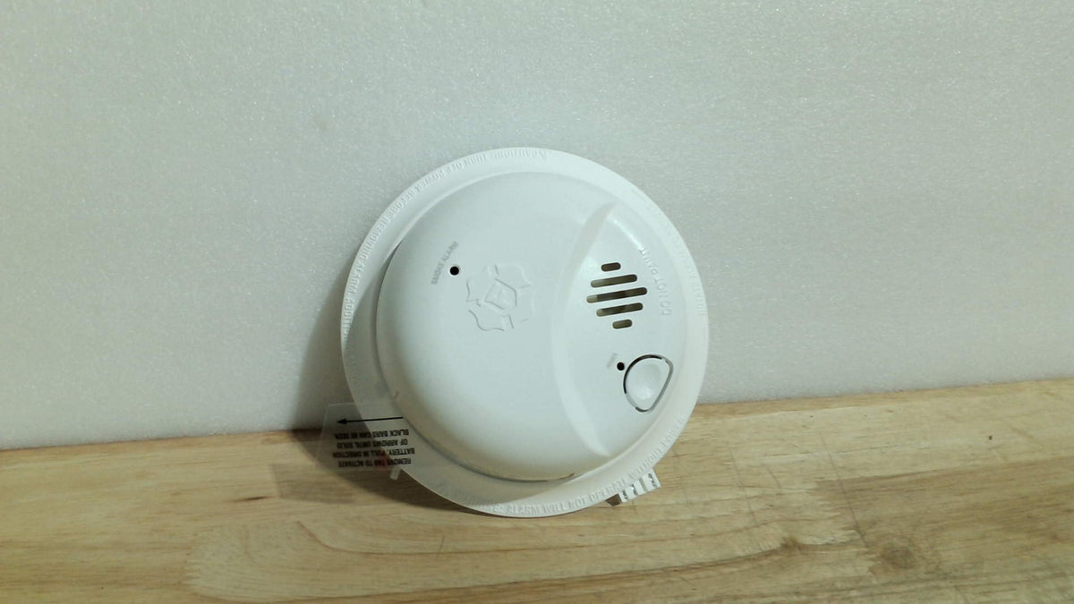 contiene solo 1 pieza First Alert SMI105-AC Alarma de Humo Interconectable Cableada | con Bateria de Respaldo de 10 Anos | Paquete de 1