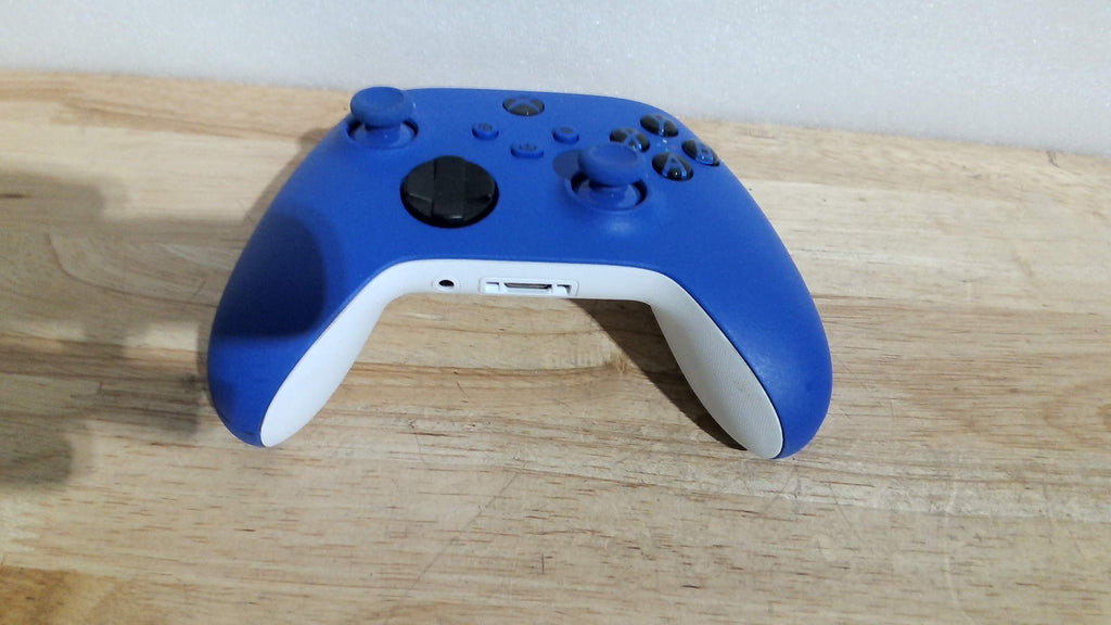 SOLO CONTIENE EL CONTROL Control Inalámbrico de Xbox Series X|S original de Microsoft en el color oficial Shock Blue.