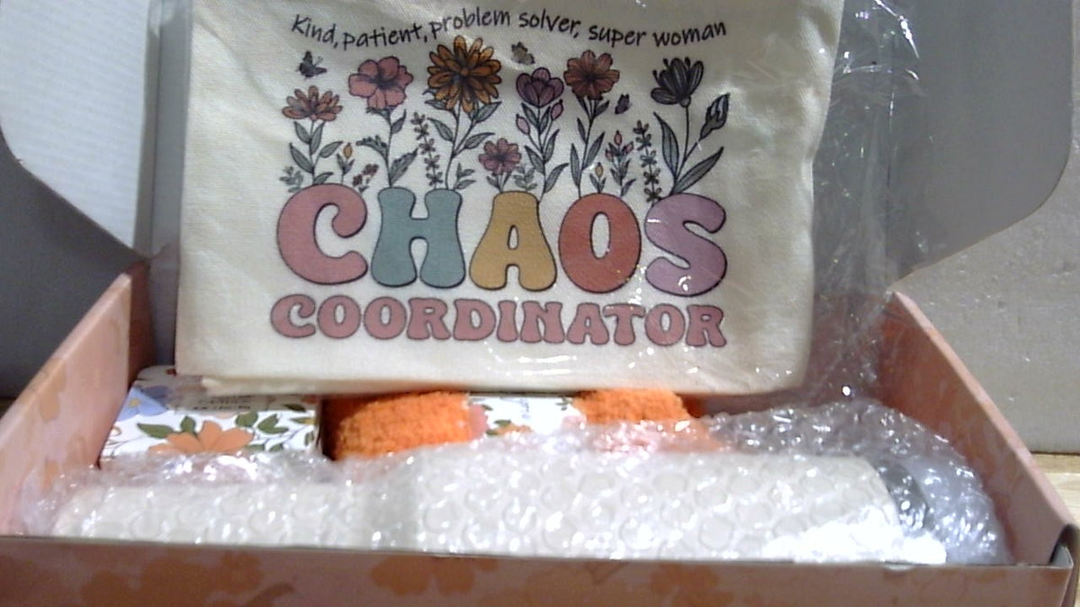 Regalo de Agradecimiento para Mujer | Dia de la Secretaria, Regalo Chaos Coordinator para Companera, Jefa o Maestra | con Vaso de 40oz y Bolsa Tote