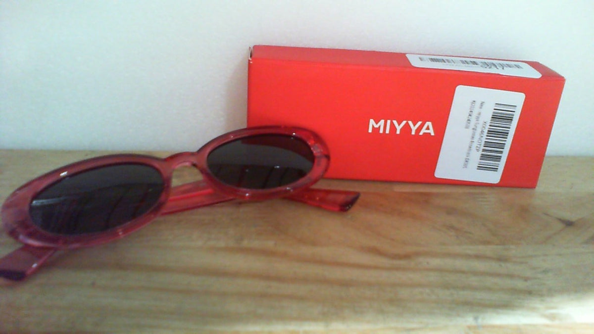 gafas de sol ovaladas de estilo retro ("Old Money") de la marca MIYYA