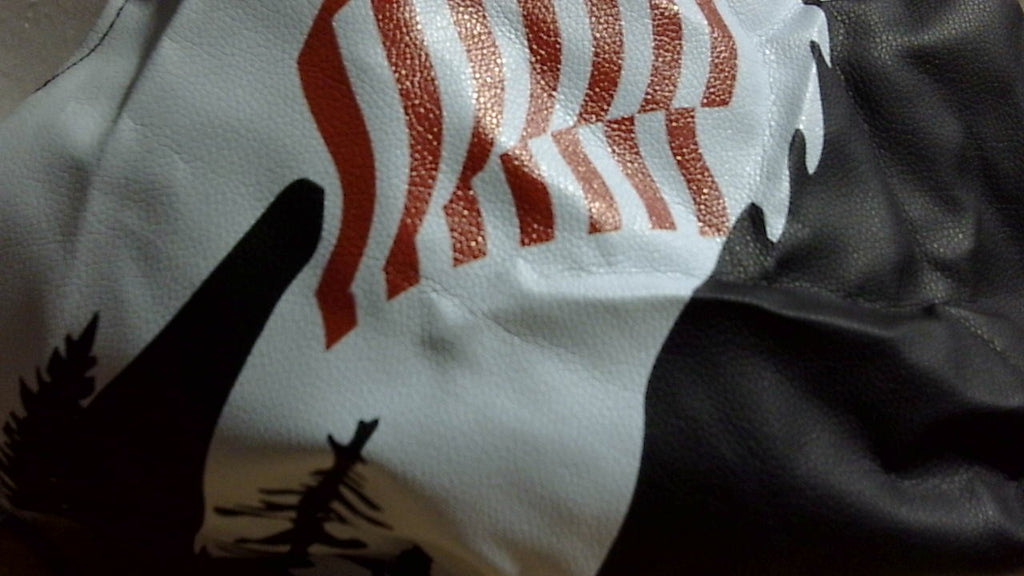 Cubierta para Llanta de Repuesto Adventure Camping con Orificio para Cámara | Bandera Americana en Cuero | Protector para Jeep Wrangler JL