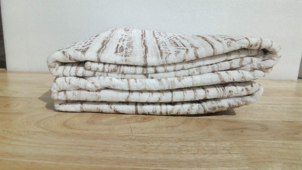cobija, manta o frazada de felpa supersuave (Textured Plush Throw Blanket) en color crema y marrón,