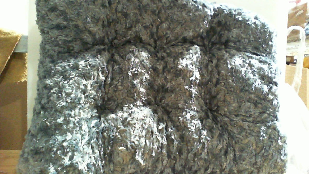 cojín para silla capitoné de piel sintética (Tufted Faux Fur Chair Pad) en color gris oscuro o carbón