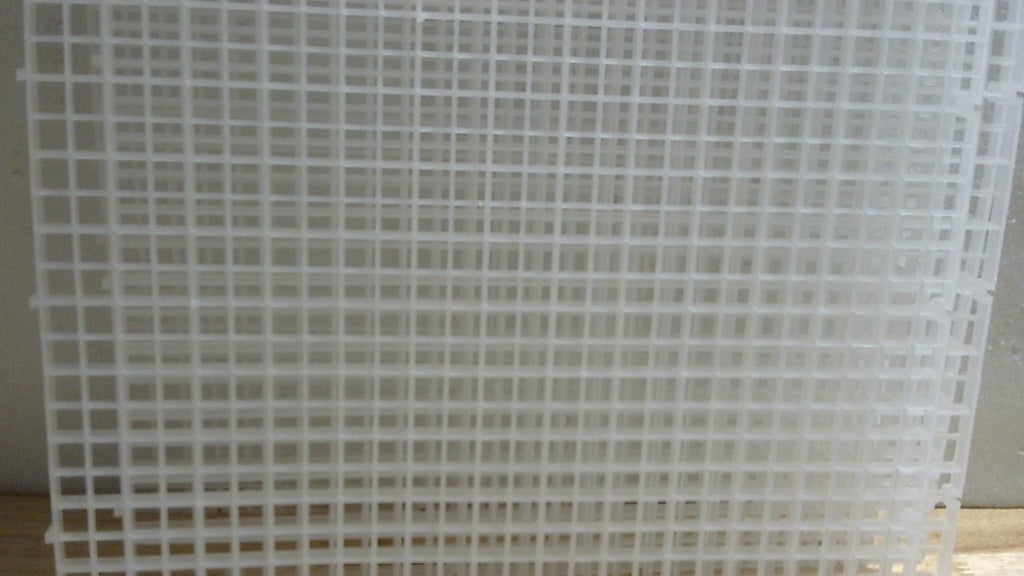 Divisor Ajustable para Acuario | Rejilla de Plastico para Fondo y Filtro | Tablero de Aislamiento | Bandeja Egg Crate (Blanco, 2 Piezas 11.8x11.8 Pulgadas, Agujero 0.35 Pulgadas)