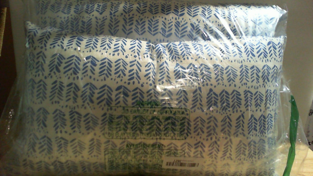 Juego de 2 cojines de estampado geométrico azul.