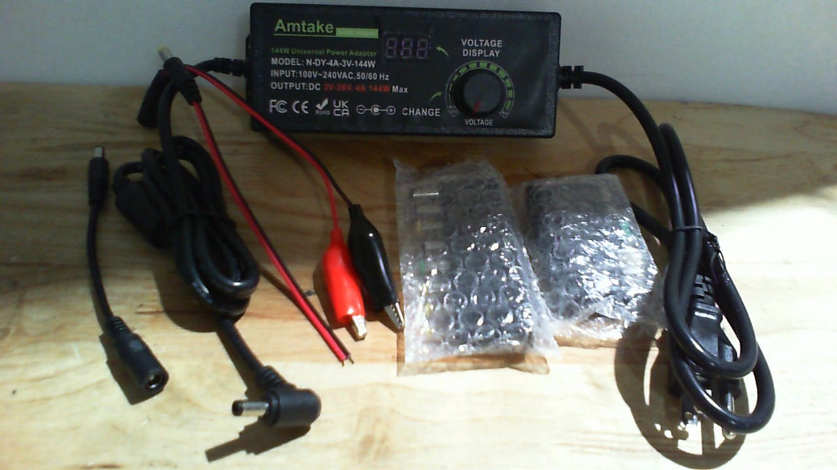 adaptador de corriente universal regulable de la marca Amtake.