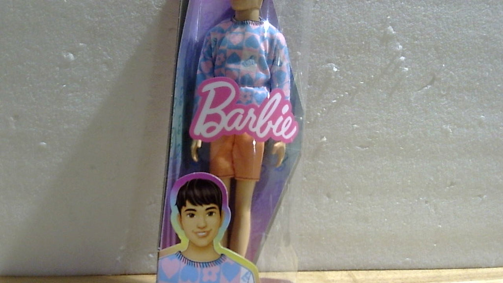 Barbie Fashionistas Muneco Ken #219 | Cuerpo Delgado | Con Camisa Rosa y Azul Estampada de Manga Larga Removible y Shorts
