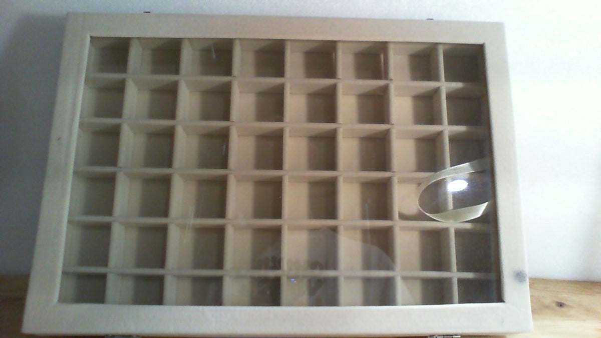 LEVES MANCHAS EN PARTE FRONTAL. caja organizadora y exhibidora de joyería con 48 compartimentos.