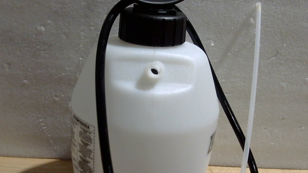 Fumigadora Chapin de Bomba Deluxe 1 Galón | Tanque Poli Traslúcido, Mango Ergonómico, Boquilla de Cono Ajustable y Filtro para Herbicidas, Pesticidas y Fertilizantes