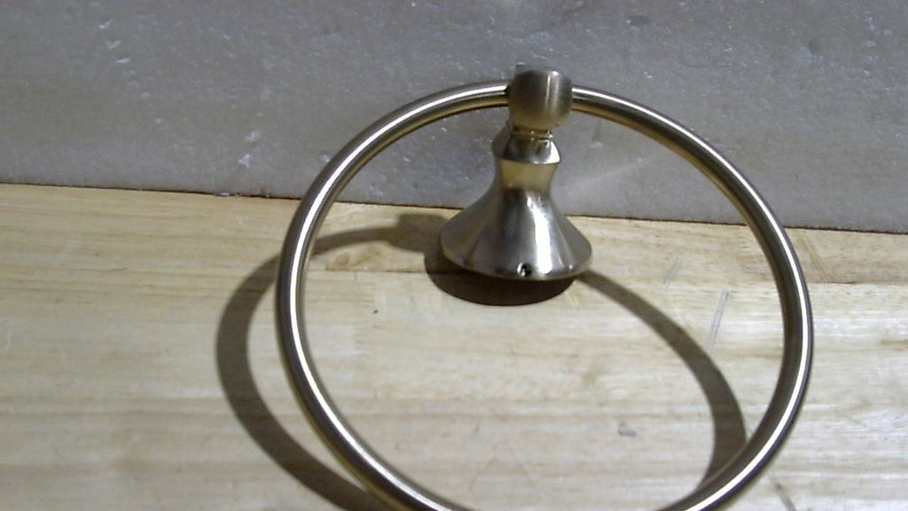 ES CERRADO-Delta Cassidy Toallero de Mano Bronce Champagne 79746-CZ | Anillo Cuadrado para Bano y Cocina