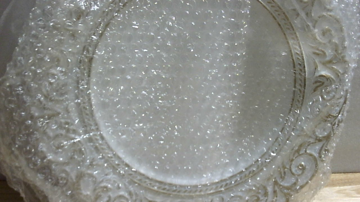 Platos Base Blanco Antiguo 13 Pulgadas, Set de 8 | Chargers de Plastico Vintage con Relieve, Borde Dorado | para Boda, Navidad y Accion de Gracias