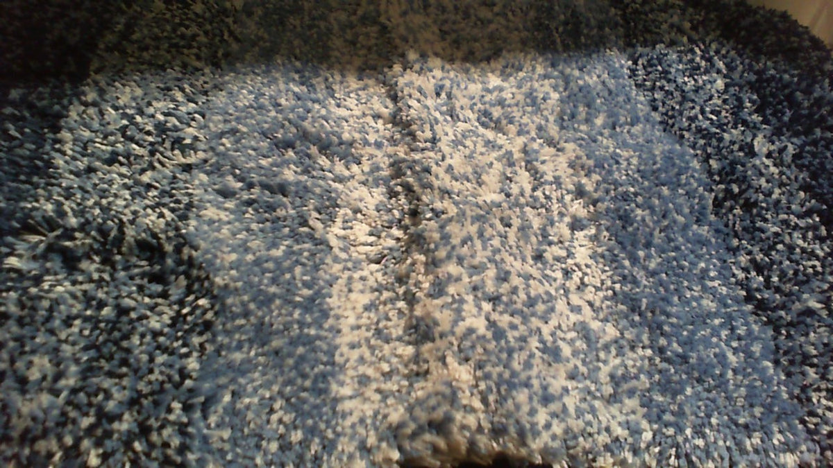 Set de 3 alfombraas de lana azul con blanco.