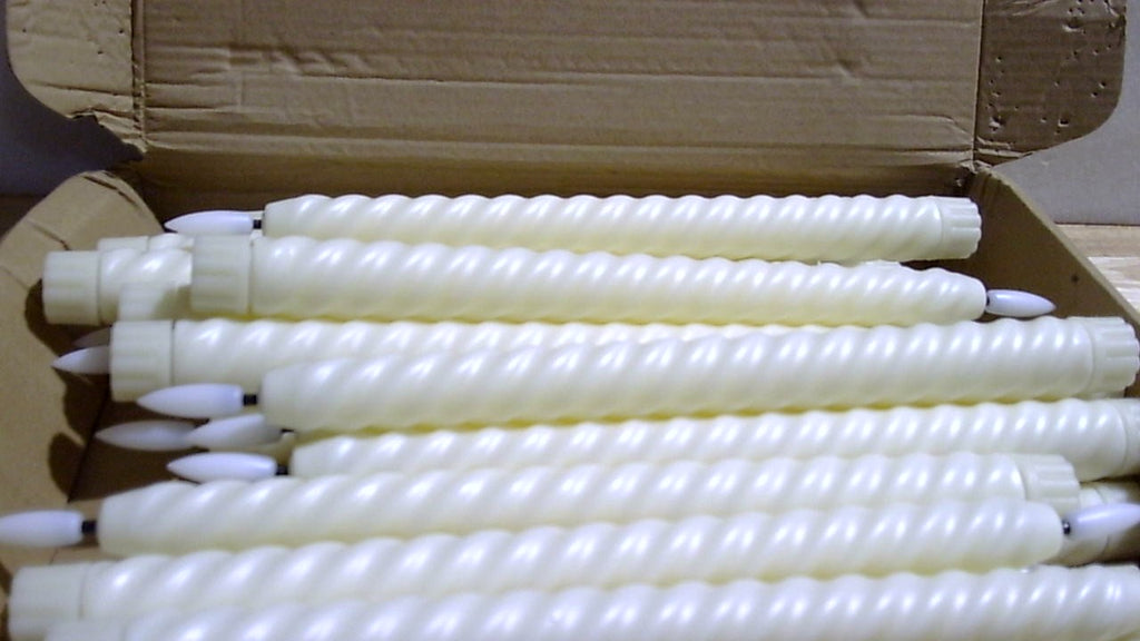 Tuanse Pack de 24 Velas Conicas Retorcidas sin Llama de 10 pulgadas | LED a Bateria, Luz Parpadeante Calida para Bodas, Cumpleanos y Decoracion (Marfil)