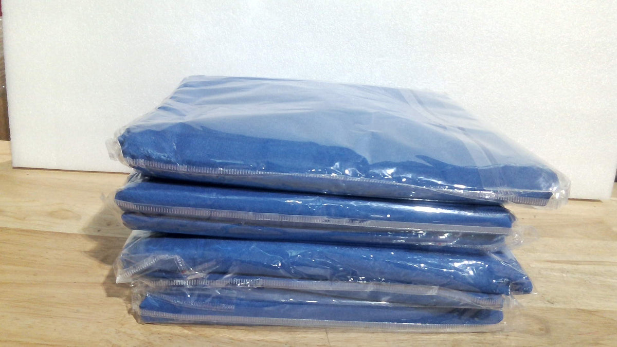 paquete de manteles redondos de tela (usualmente poliéster o elastano) en color azul rey (Royal Blue) CONTIENE 4 UNIDADES )