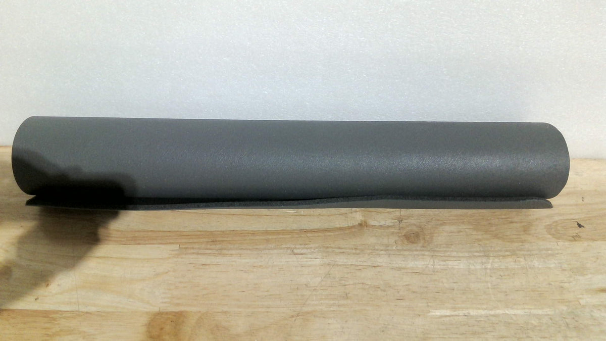 rollo de espuma de celda cerrada (frecuentemente hecho de polietileno o materiales tipo EVA Foam), de color gris carbón o negro mate.