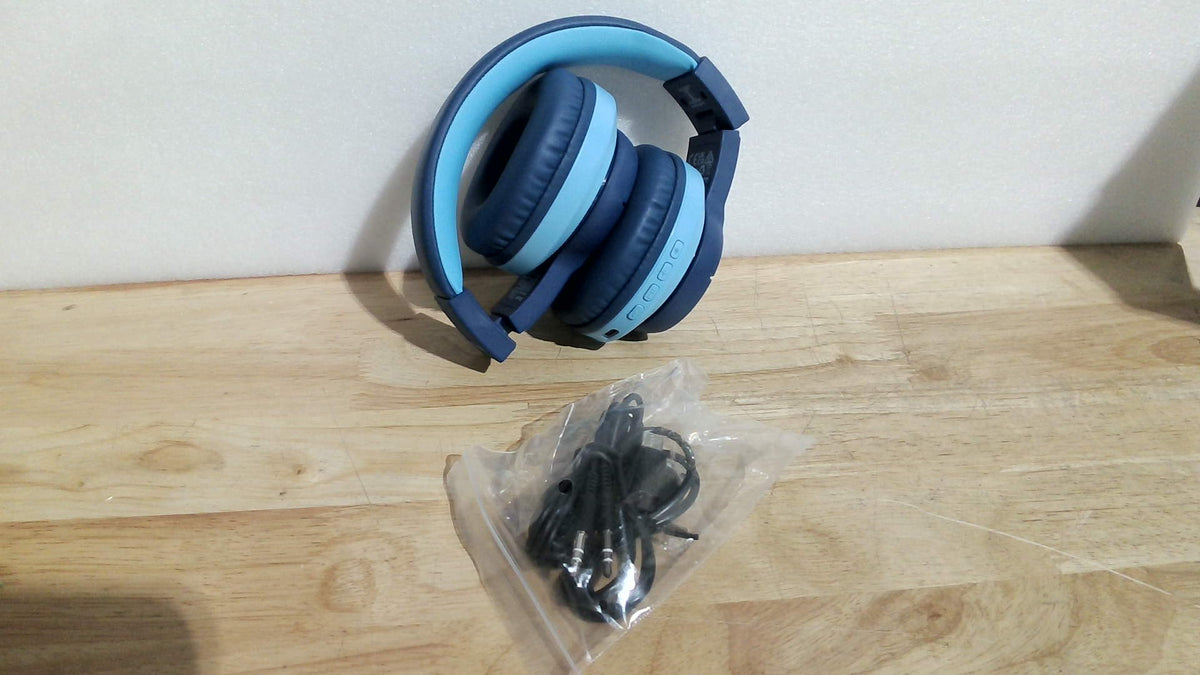 iClever BTH12 Audifonos Bluetooth para Ninos | Luces LED de Colores, Volumen Seguro 74/85dBA, 85h de Bateria, Carga Rapida, Bluetooth 5.2, Microfono | Azul