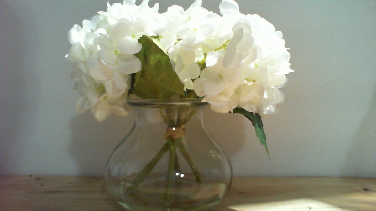 Hollyone Hortensias Artificiales con Florero | Flores de Seda Blancas con Arreglo en Jarron de Vidrio | Agua Falsa Incluida | Centro de Mesa para Casa, Bano y Oficina