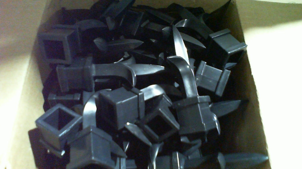 (USADO) 50 puntas decortivas para postes en negro.