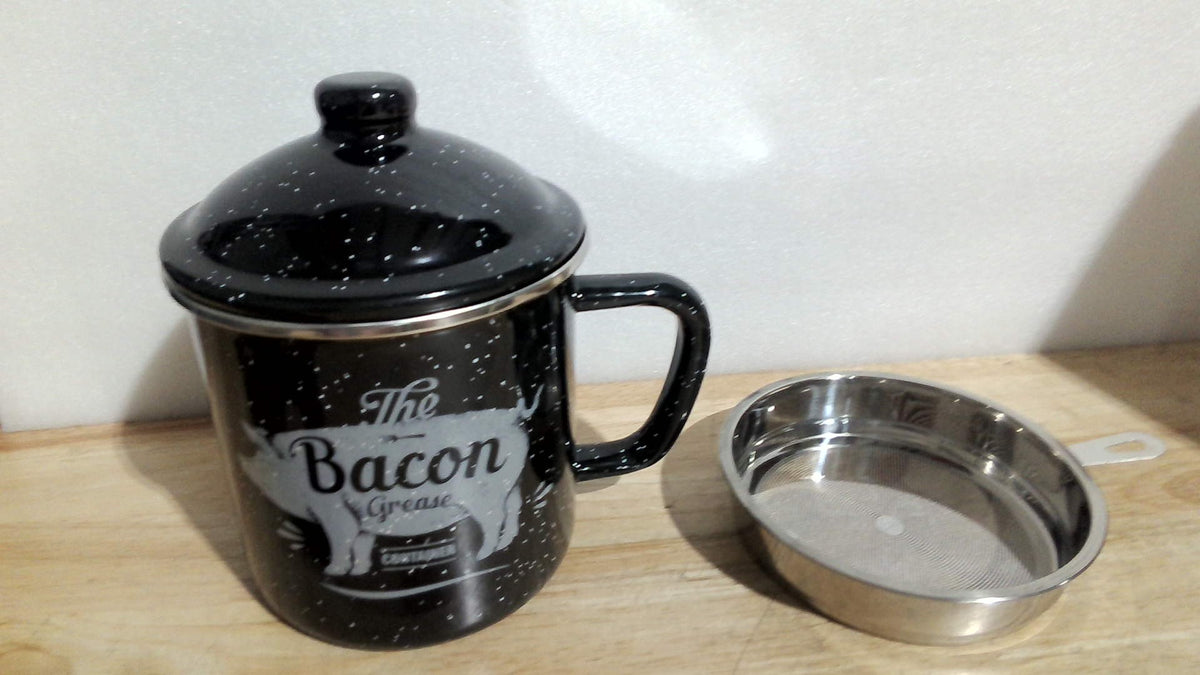 ARTICULO VIENE COMO SE MUESTRA EN LA SEGUNDA IMAGEN ) Contenedor para Grasa de Tocino con Colador 46 oz | Recipiente Grande de Esmalte | Con Espátula de Silicona | Estilo Granja | Para Almacenar Aceite de Cocina | Apto para Lavavajillas | Negro