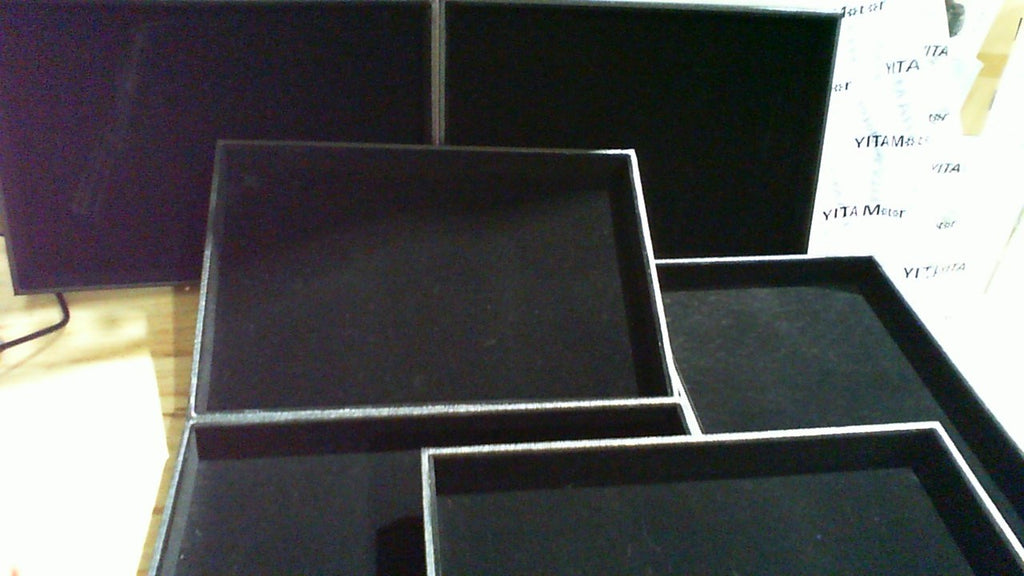 (USADO) SOUJAP Juego de 6 Bandejas de Terciopelo para Joyeria | 13.8 x 9.4 x 1.1 Pulgadas | Apilables Negras | Organizador Expositor para Cajones | Aretes, Collares y Anillos