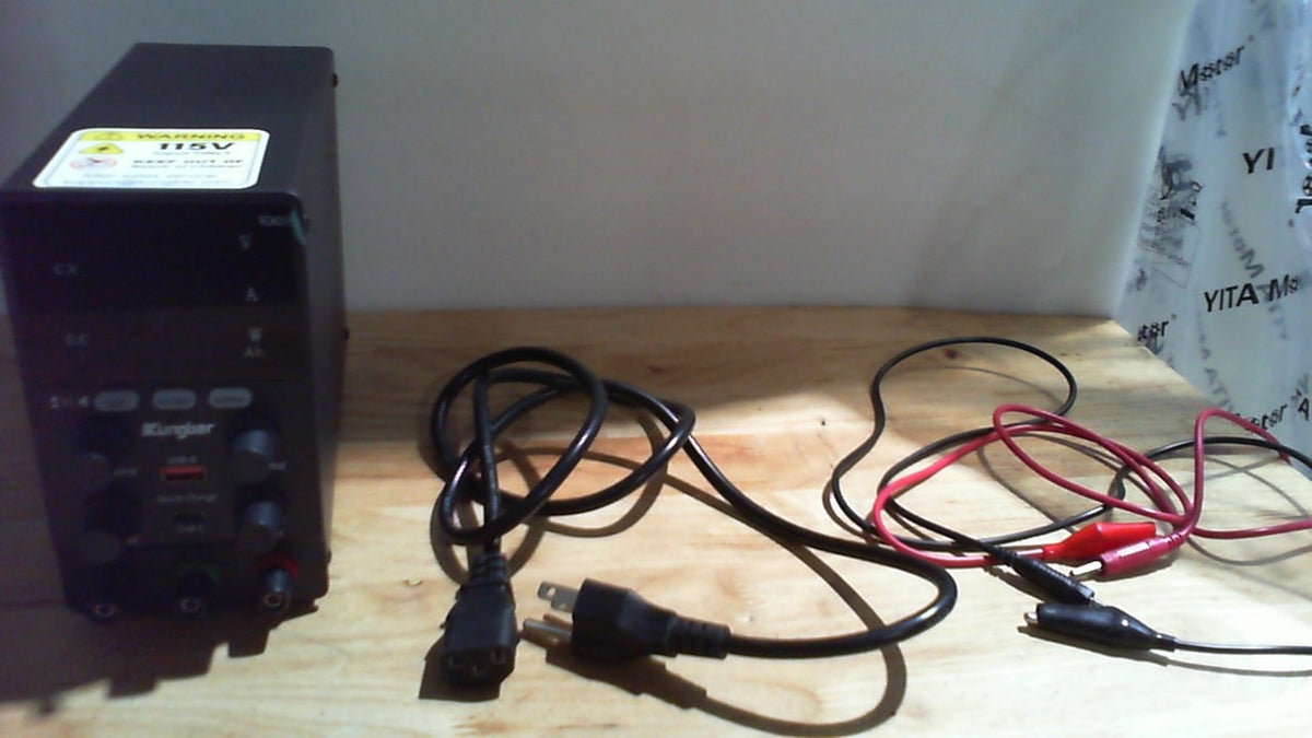 Fuente de Poder DC Variable 30V 10A | Ajustable Regulada de Banco | Modo de Carga Inteligente | Interfaz USB 18W | Perilla Encoder de Precisión | Negro