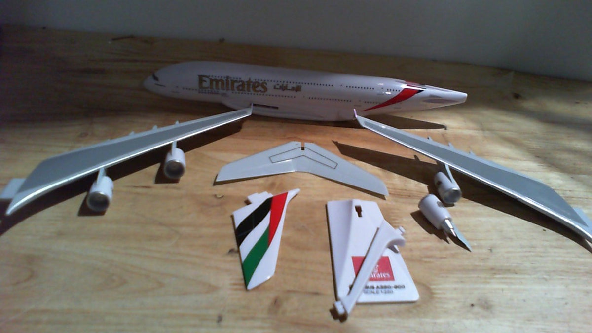 Skymarks Lite Emirates A380 Escala 1/250 | Modelo Coleccionable de Avion con Base | Detallado, Plastico Inyectado, Licencia Oficial | 10.75 Pulgadas de Largo, 12.5 de Envergadura | +14 Anos