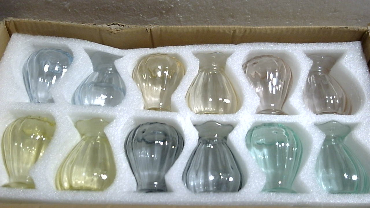 Jarrones pequeños Hewory para centros de mesa: 12 jarrones de vidrio de colores para flores - Mini jarrones acanalados para bodas, baby showers, despedidas de soltera y decoraciones para eventos.