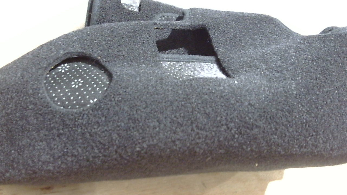 Cubretablero negro para vehículo con recortes para ventilación y ajuste al contorno del tablero